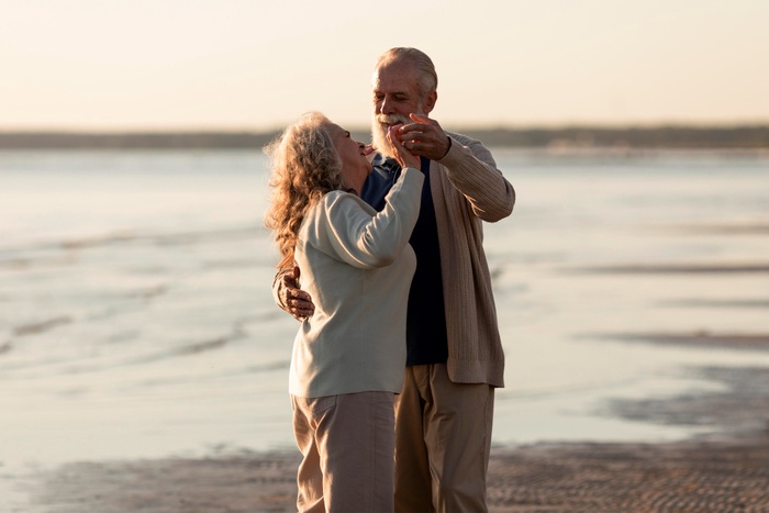 Senior Dating in Ontario Around Different Work Schedules