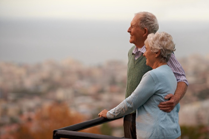 Older couple enjoying a friendly conversation in an Arlington Heights community setting